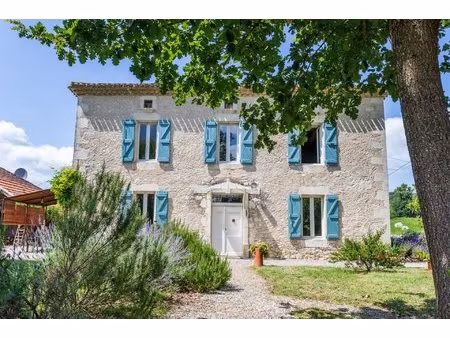 propriété de campagne en pierre avec piscine et grange