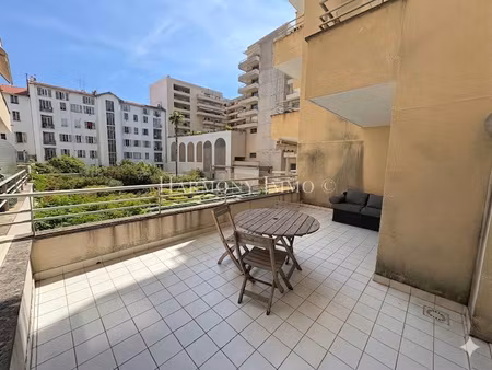 carre d'or - 2 piéces meublé - vaste terrasse !