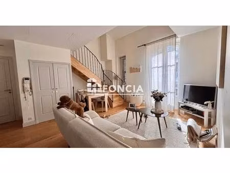 proche liberation - appartement 3 pièces en duplex  avec balcon. très bon état
