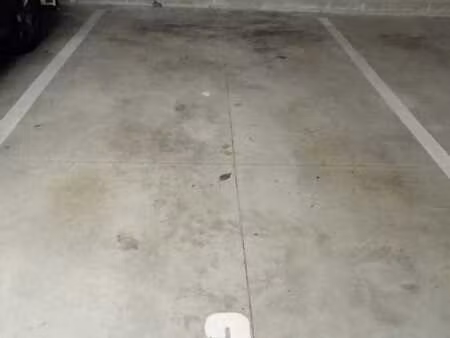 emplacement de parking fermé à louer à jambes