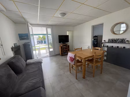 lanton – maison mitoyenne d’un côté avec jardin  terrasse couverte et dépendance annexe