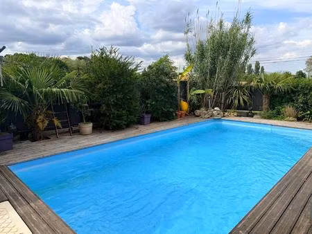 maison moderne avec piscine  prête à vivre.