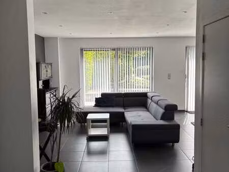 maison spacieuse et lumineuse avec 4 chambres et grand jardi