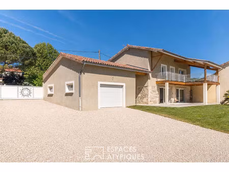 maison issue d'une grange rénovée avec jardin piscinable