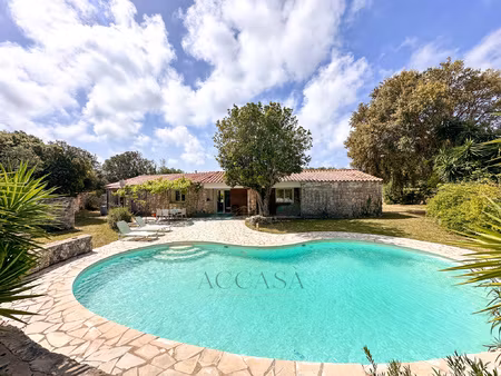 propriété à bonifacio : villa t4 avec piscine et dépendance