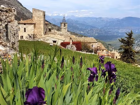 maison de village du xivᵉ–xvᵉ siècle  en excellent état  offrant un charme unique et trois