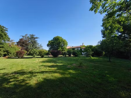 ancien corps de ferme rénové avec terrasses piscine et dependances sur 8700 m2