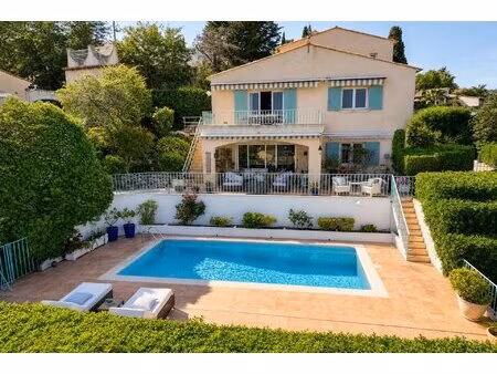 villa familiale avec piscine et larges terrasses à mandelieu-la-napoule  secteur capitou