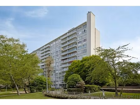 volledig gerenoveerd appartement met uitzicht op het park