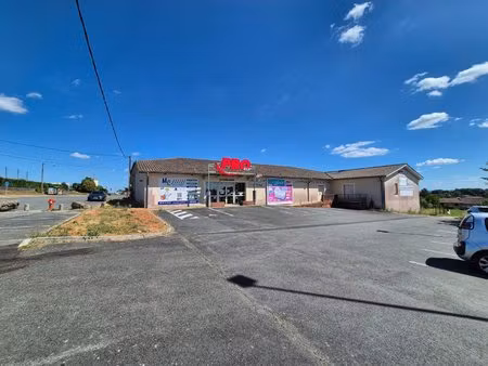 bâtiment à usage commercial de 1 065 m2 sur un terrain de 2 410 m2