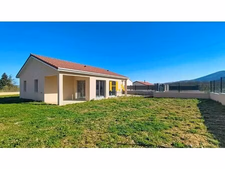 a vendre  jaillans  maison de plain pied d'environ 94m²  3 chambres  garage et jardin.
