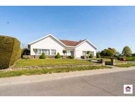villa de plain-pied  grand jardin et garages
