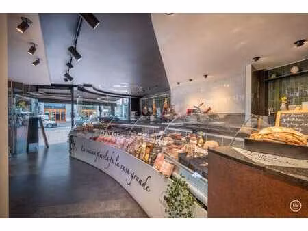 rez-de-chaussée commercial loué  situé au centre de l'avenu