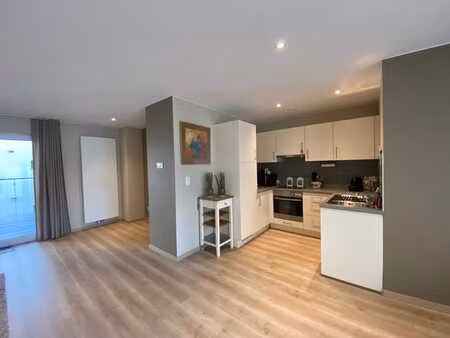 appartement 1050€ ttc traversant 2ch. parking ascenceur cave