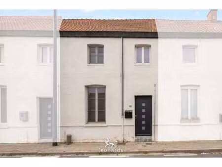 maison moderne prête à emménager avec jardin