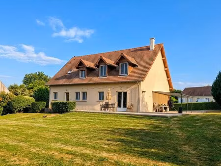 une maison familiale lumineuse et spacieuse au cœur d'un village convivial