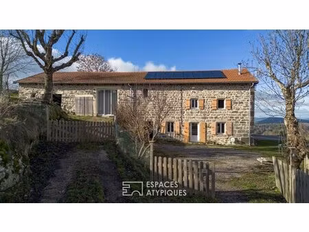 ancienne ferme rénovée  un balcon naturel sur les monts d'ardèche.