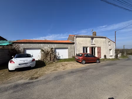 maison ancienne en village à oudon