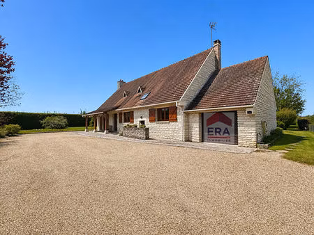 maison traditionnelle rurale à noyers dans un des plus jolis villages de france proche d'a