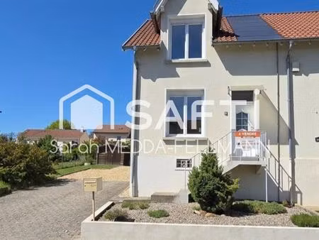 petite maison avec terrasse et jardin