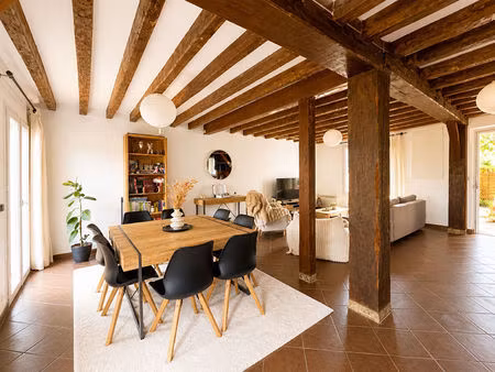 maison en pierre avec un grand jardin arboré