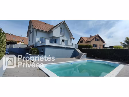 grande propriété moderne avec piscine