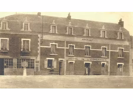 ancien hôtel sur 320m2 environ - ideal investisseur - le grand pressigny