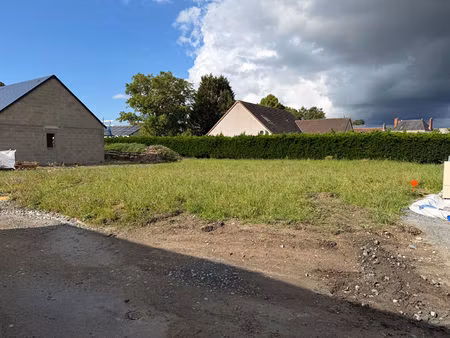 à vendre sur la commune d'ambillou  rue fleurie  beau terrain à bâtir d'une superficie de 