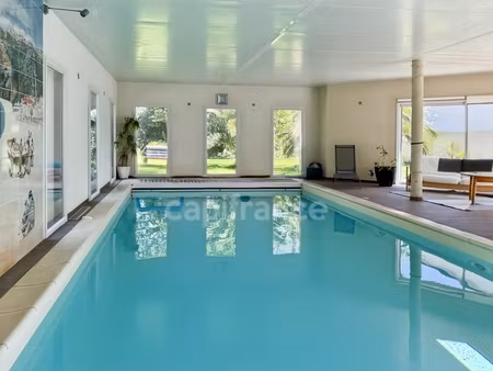 maison d’exception avec piscine intérieure – rare sur bourg blanc