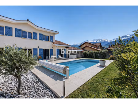 maison individuelle moderne avec piscine chauffée vue belled