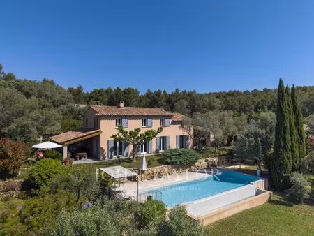 villa provençale au calme avec piscine et vue dégagée