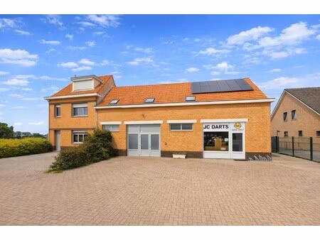zeer ruime woning met veelzijdig bijgebouw