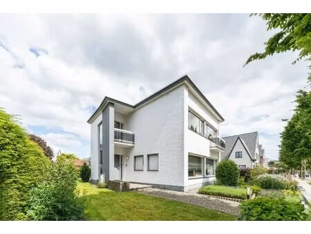 centraal gelegen lichtrijke villa met 3 slpk  tuin en garage  torhout