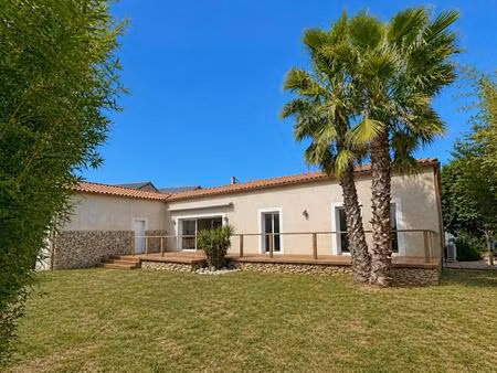 maison de 2015 en état parfait : 3 chambres  grand garage et dépendance équipée