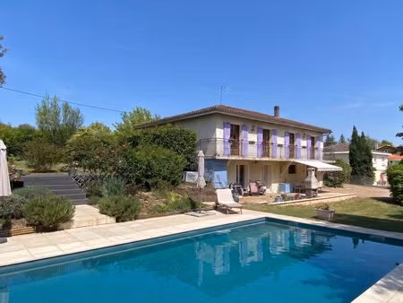 maison de village avec 4 chambres  jardin et piscine.