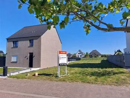 terrain à bâtir idéalement situé pour une maison 3 façades