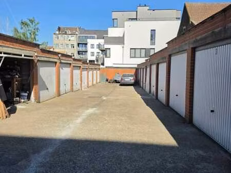 22 box garages sur 720 m² à forest
