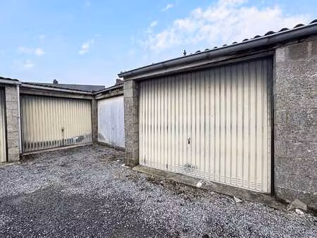 garage sécurisé idéalement situé - proche du centre