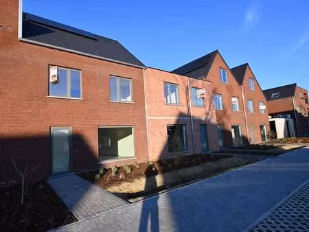 nieuwbouwwoning met 3 slaapkamers + tuin .