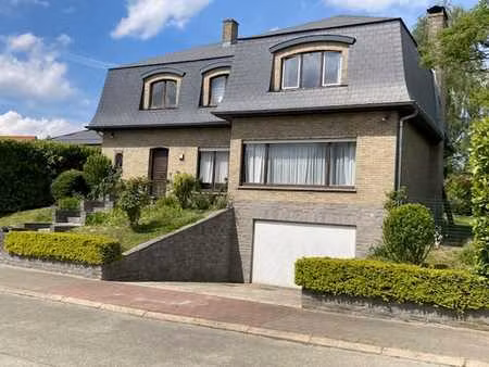 grande villa familiale avec jardin dans le résidentiel sterr