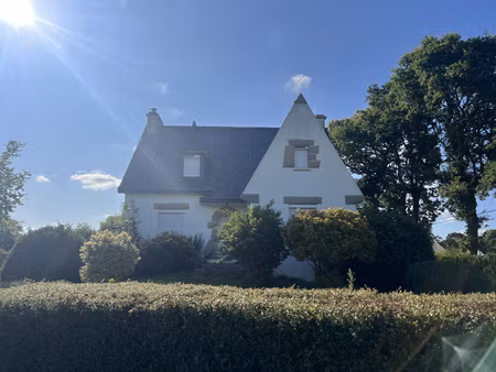 belle néo-bretonne  située sur un terrain de 2500 m2