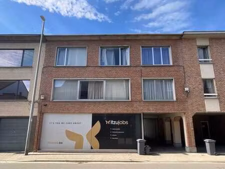 ruime gelijkvloers handels- kantoor ruimte