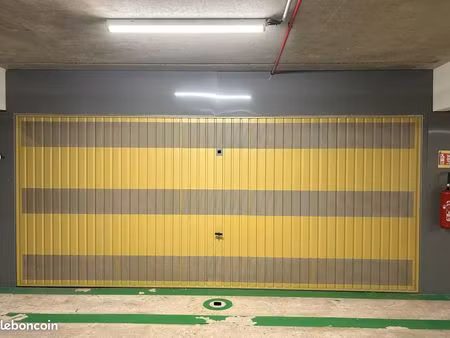 grand garage double sécurisé avec électricité juan les pins
