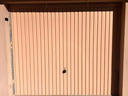 grand garage extérieur sécurisé avec électricité et prises électrique