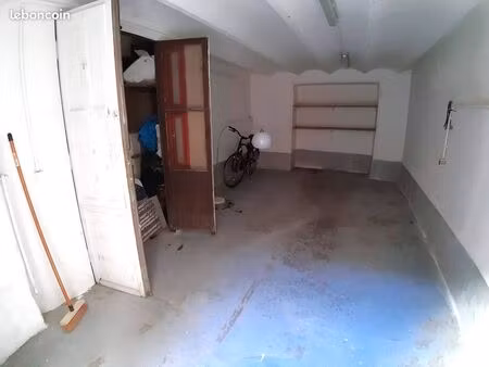 grand garage fermé dans cour sécurisée – nice port / riquier