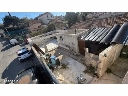 terrain avec maison en cours de construction