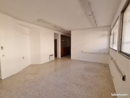 bureaux 74 m²