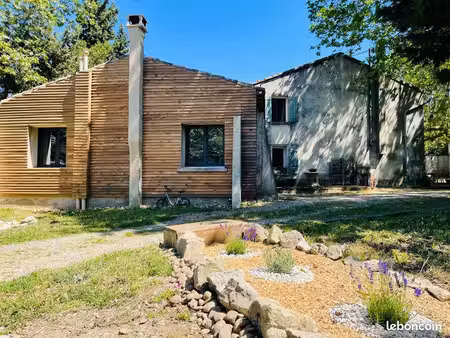 bâtisse ancienne avec vue  rénovée  grands espaces et appartement