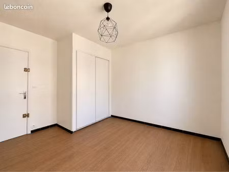 pièce indépendante 11m² lumineuse – idéale bureau / activité calme