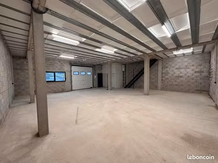 entrepot de stockage avec bureaux